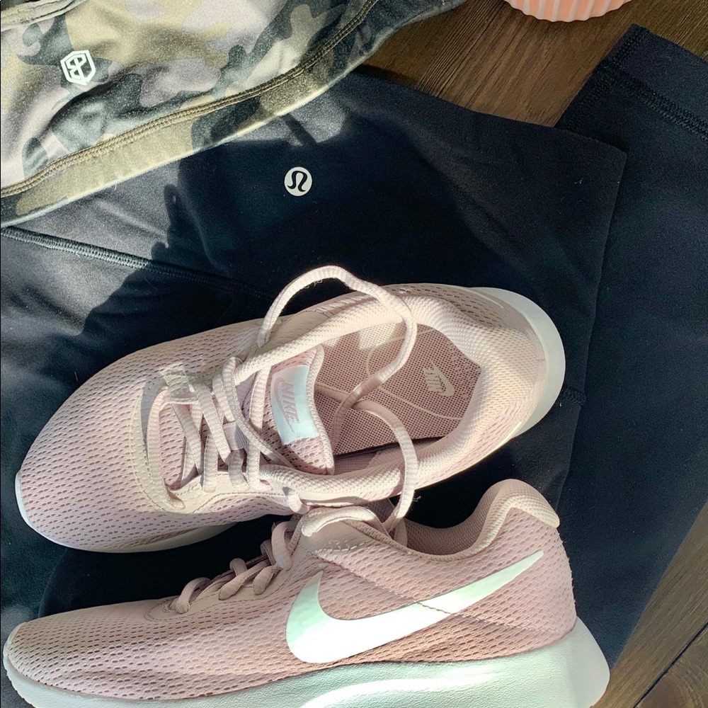 💥Nike Women’s Tanjun Sneaker